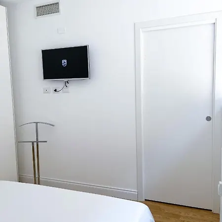 Cozy Close To Centrale - Loreto 펜션 *
